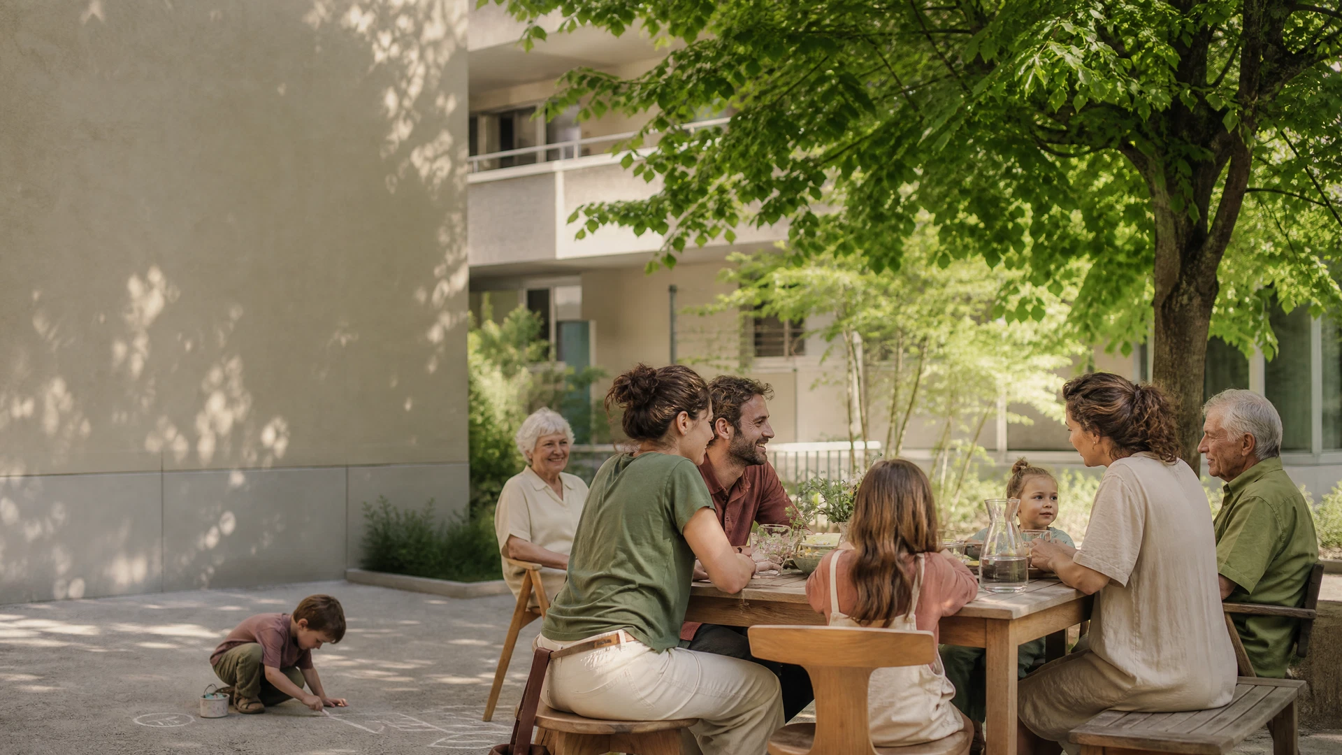 Familien und Nachbarinnen in einem gemeinschaftlichen Wohnhof