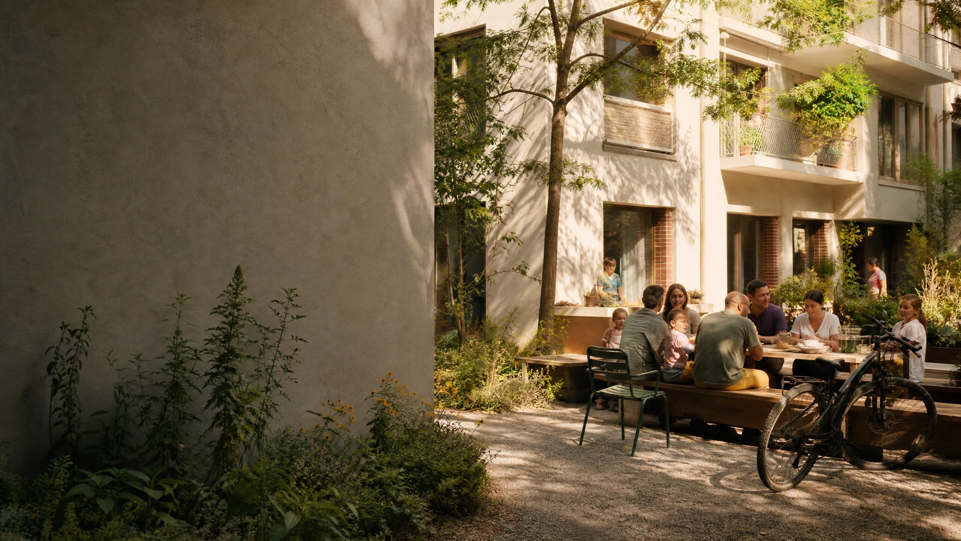 Familien kommen in einem gemeinschaftlichen Wohnhof zusammen